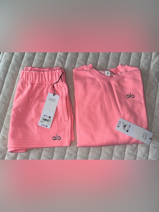 ALO Yoga Tops - 🆕 Accolade Sweatshirt & Shorts Set 🆕